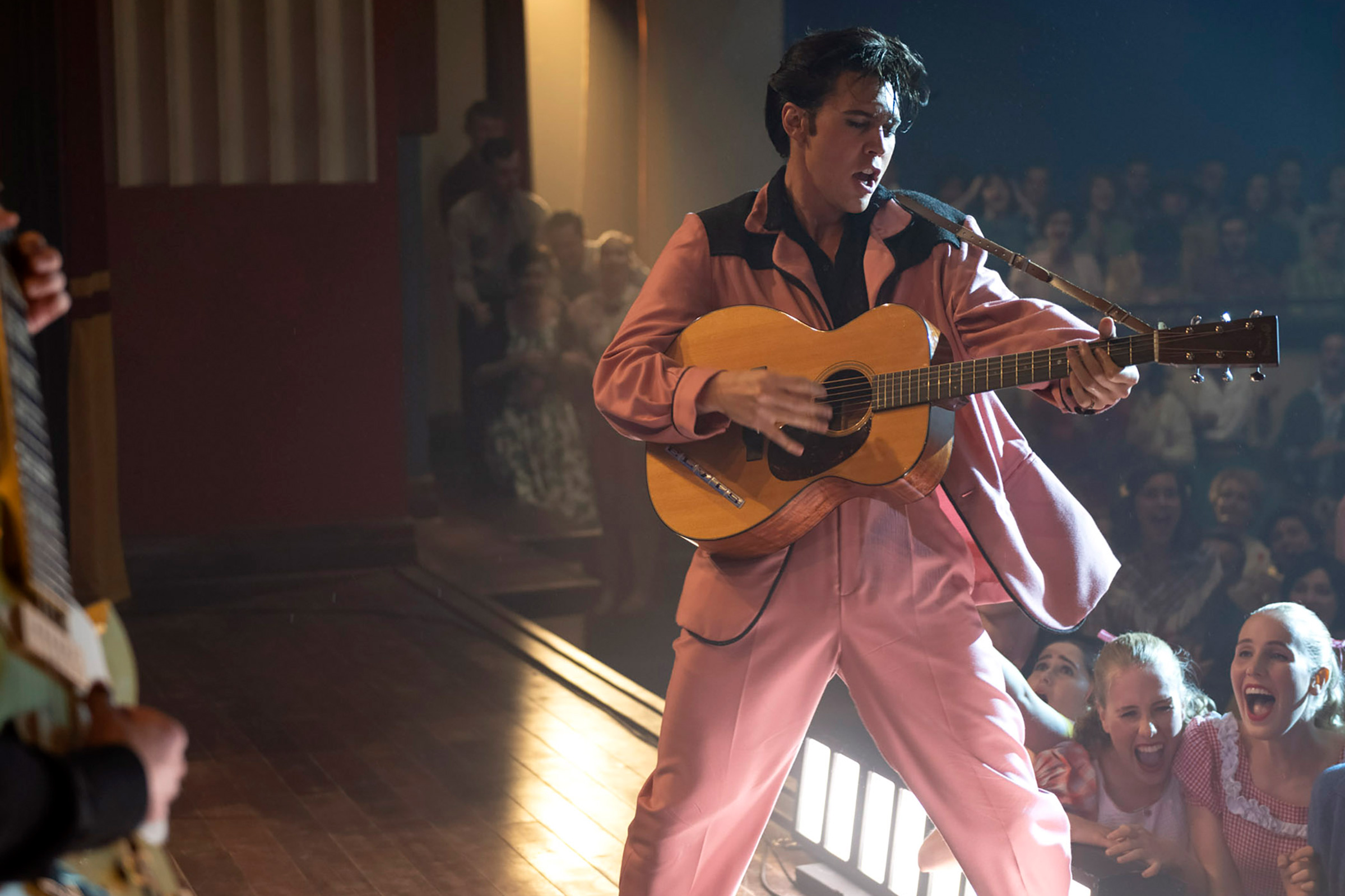 “Elvis” tiene muchos de los ingredientes para una película biográfica sólida